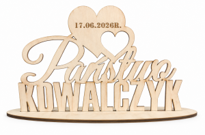 Drewniany napis dla pary młodej na stół na podstawce wesele ślub