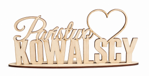 Drewniany napis nazwisko na stół na podstawce ślub wesele