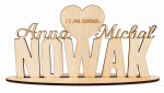 Drewniany napis nazwisko pary młodej na stół na podstawce ślub wesele