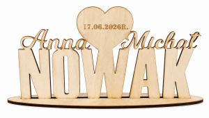 Drewniany napis nazwisko pary młodej na stół na podstawce ślub wesele